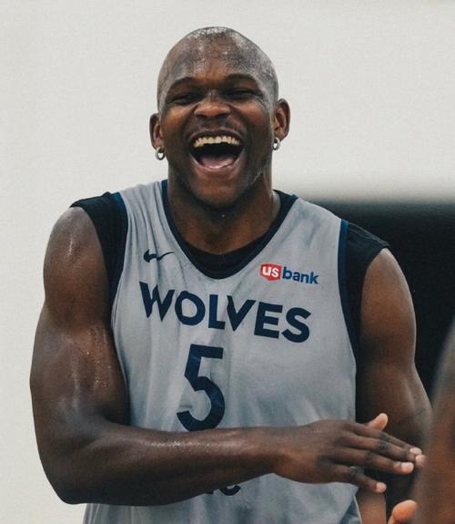 2025年天天彩资料大全和NBA球星剃发修行与nba球星理发